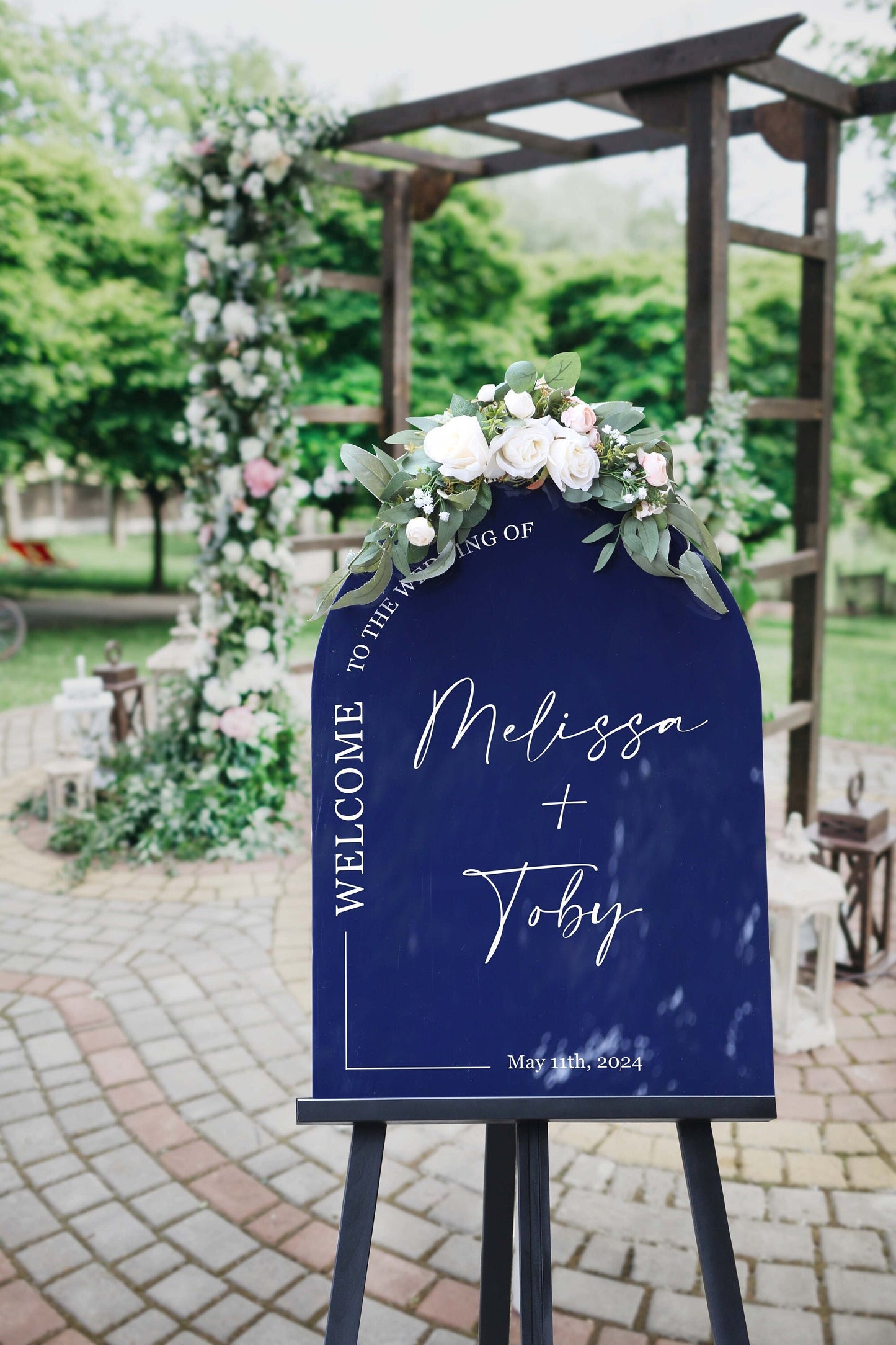 Personalized Arched Acrylic Wedding Welcome Sign (Design 1) - Modern Wedding Venue Entrance Engagement Bridal Shower Party Signage Display
