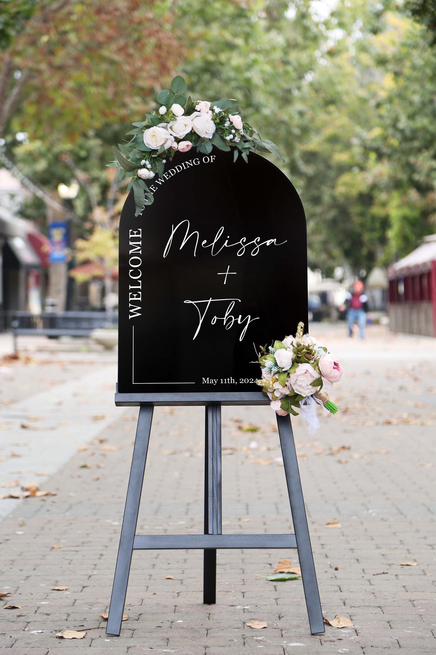 Personalized Arched Acrylic Wedding Welcome Sign (Design 1) - Modern Wedding Venue Entrance Engagement Bridal Shower Party Signage Display