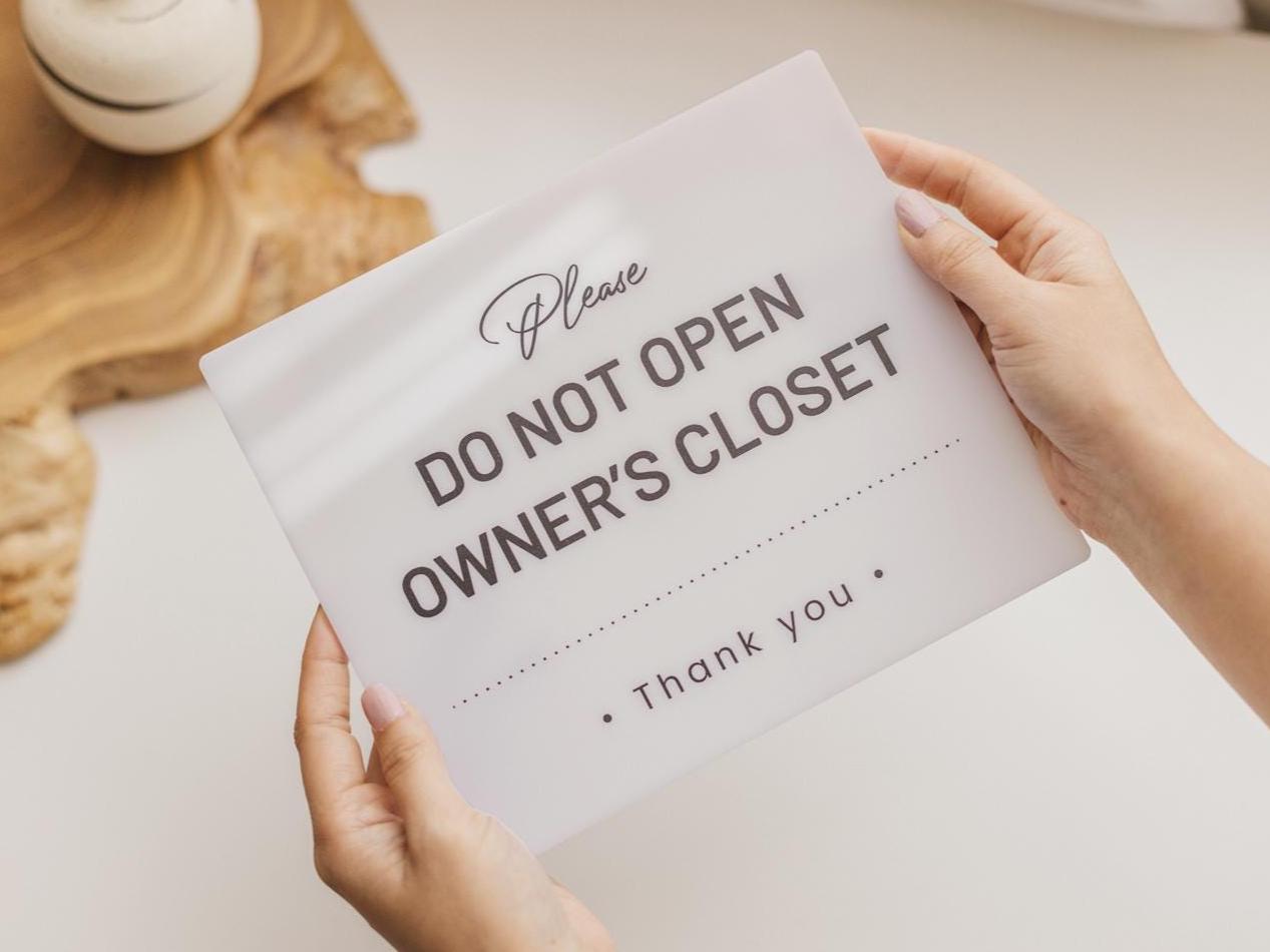 Do Not Open Owners Closet Acrylic Courtesy Sign - 6.5 x 7.75" For Vacation Rentals Airbnb VRBO Hosts Privacy Do Not Enter in Various Colors