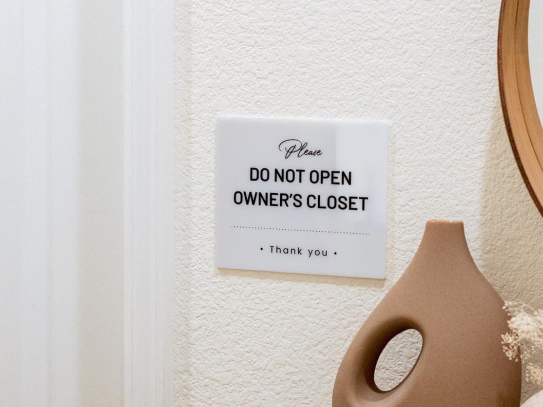 Do Not Open Owners Closet Acrylic Courtesy Sign - 6.5 x 7.75" For Vacation Rentals Airbnb VRBO Hosts Privacy Do Not Enter in Various Colors