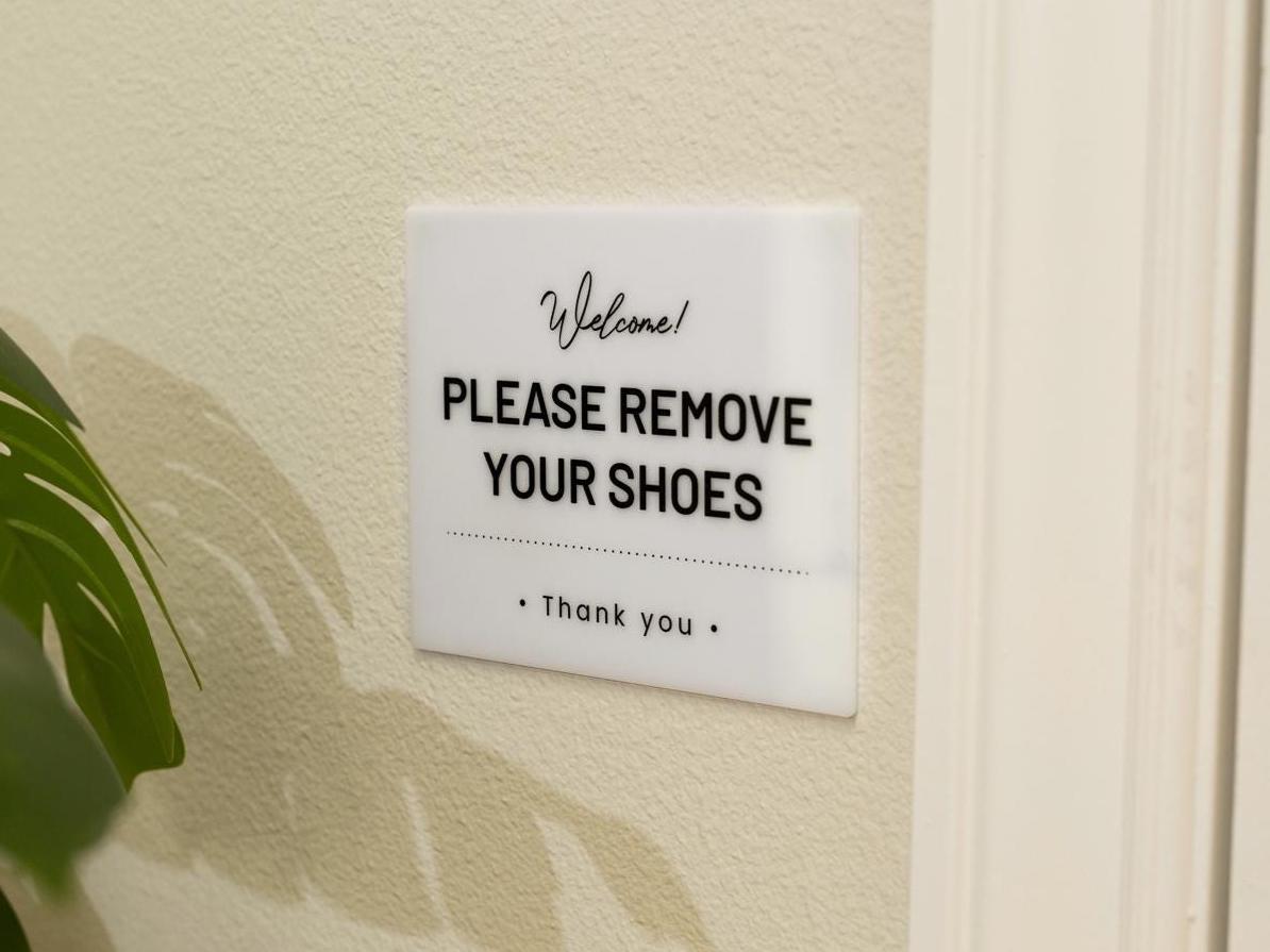 Please Remove Your Shoes Acrylic Courtesy Sign - 6.5 x 7.75" For Vacation Rentals Airbnb VRBO Hotels Beach House Cabin Guests No Shoes